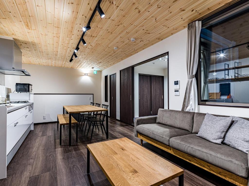 una sala de estar con un sofá y una mesa en Rakuten STAY HOUSE x WILL STYLE Sasebo 106, en Sasebo
