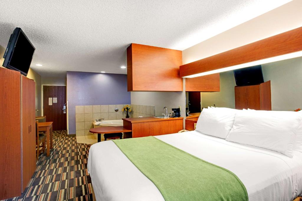 Microtel Inn & Suites by Wyndham Cherokee - Deluxe Studiosuite Met Queensize Bed - Niet-Rokers