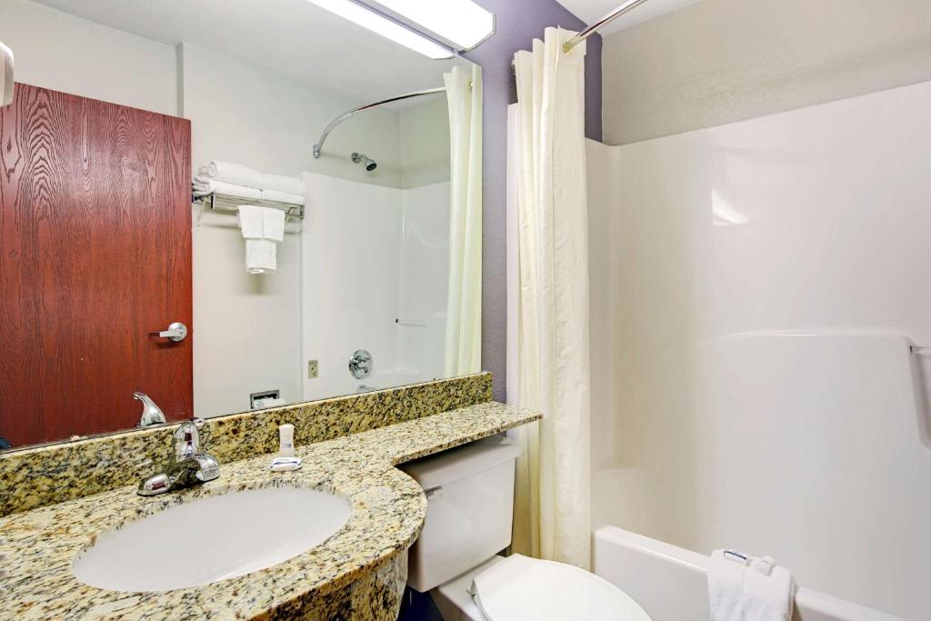 Microtel Inn & Suites by Wyndham Cherokee - Suite Estudio Con Cama Grande - No Fumadores