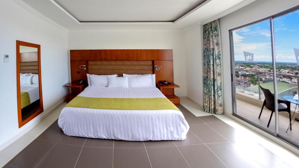 Postel nebo postele na pokoji v ubytování GHL Hotel Grand Villavicencio