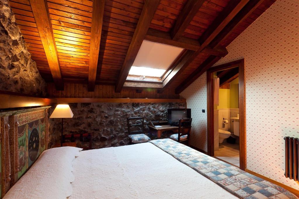 Postel nebo postele na pokoji v ubytování Hotel Antsotegi