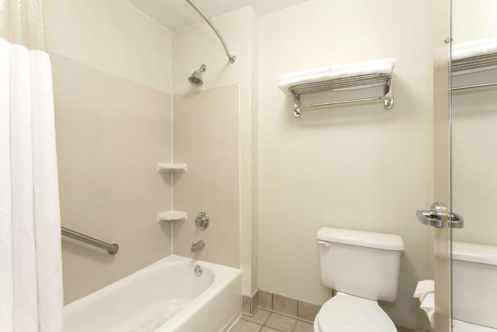 Baymont by Wyndham Mason - Deluxe King Room - Non-Smoking