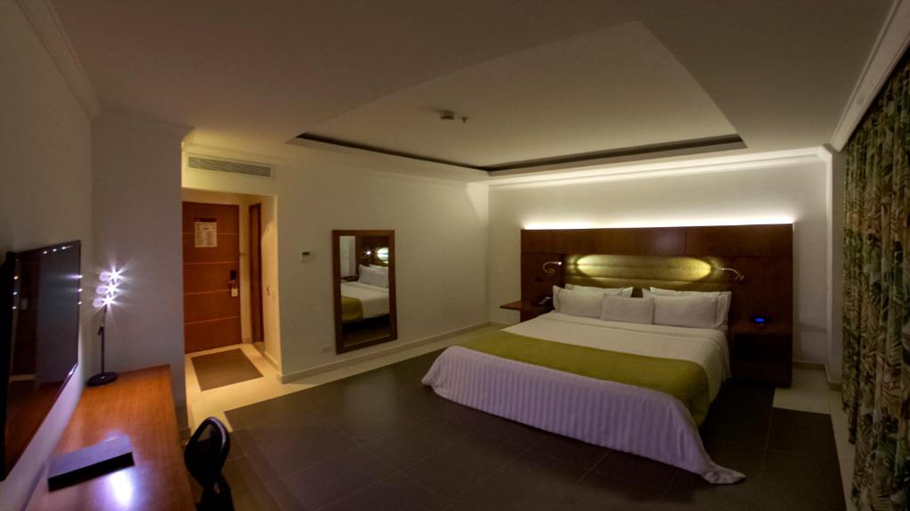 Postel nebo postele na pokoji v ubytování GHL Hotel Grand Villavicencio