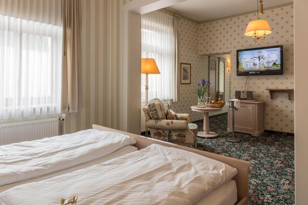 Postel nebo postele na pokoji v ubytování Hotel Schwarzer Adler Tangermünde