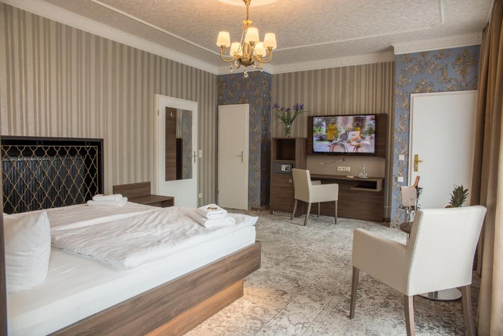 Postel nebo postele na pokoji v ubytování Hotel Schwarzer Adler Tangermünde