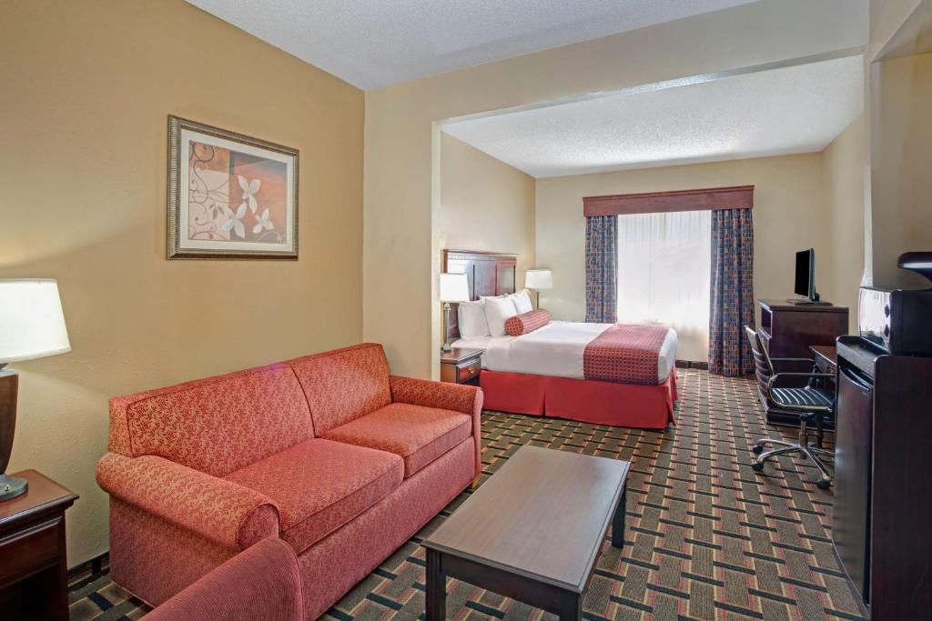 Baymont by Wyndham Kennesaw - Deluxe King Room - Mobility Access/Non-Smoking