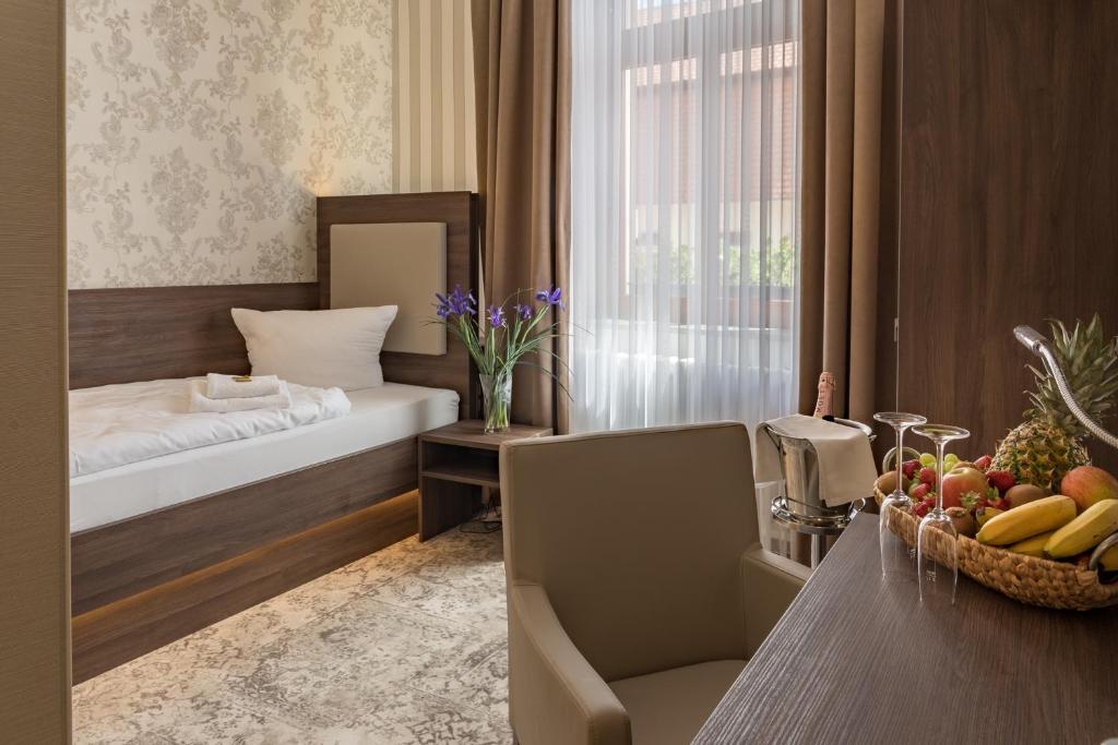 Postel nebo postele na pokoji v ubytování Hotel Schwarzer Adler Tangermünde