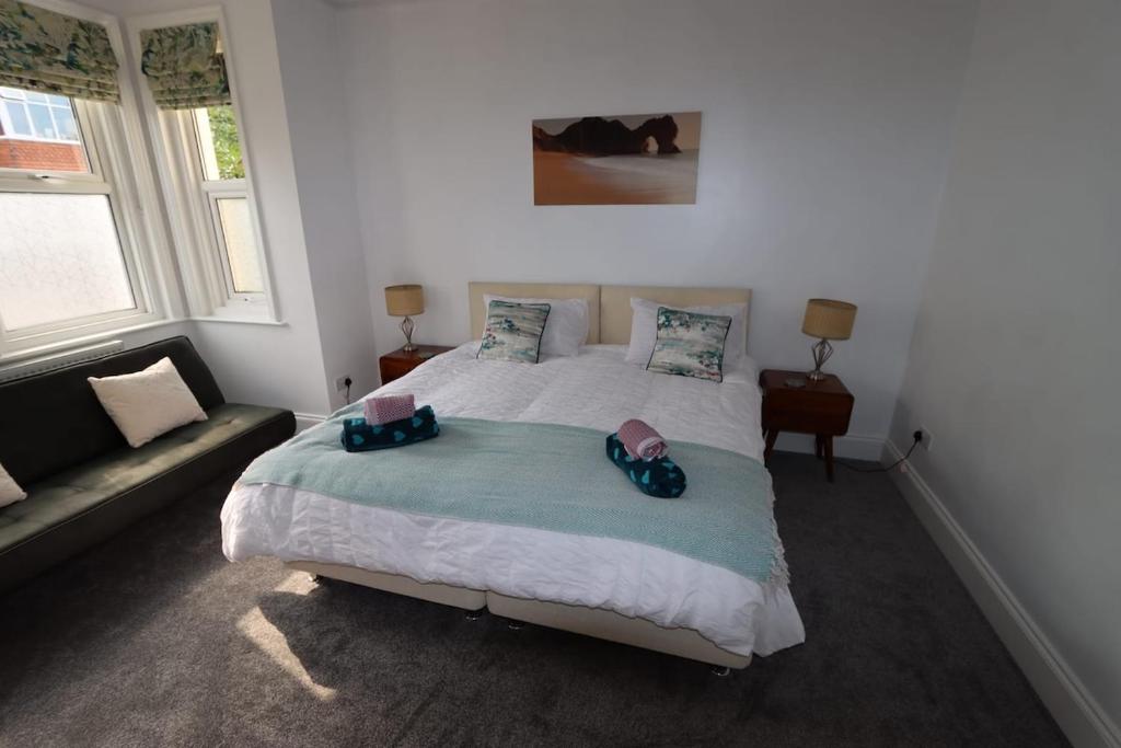 Un dormitorio con una cama con dos bolsas encima. en Sobo Retreat, en Iford