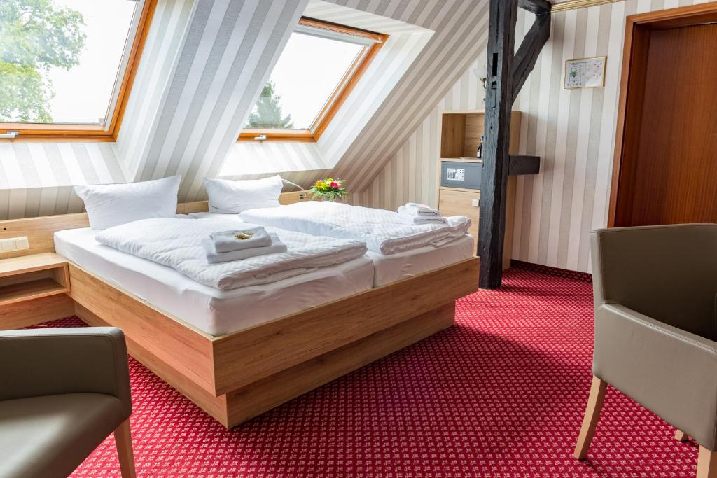 Postel nebo postele na pokoji v ubytování Hotel Schwarzer Adler Tangermünde