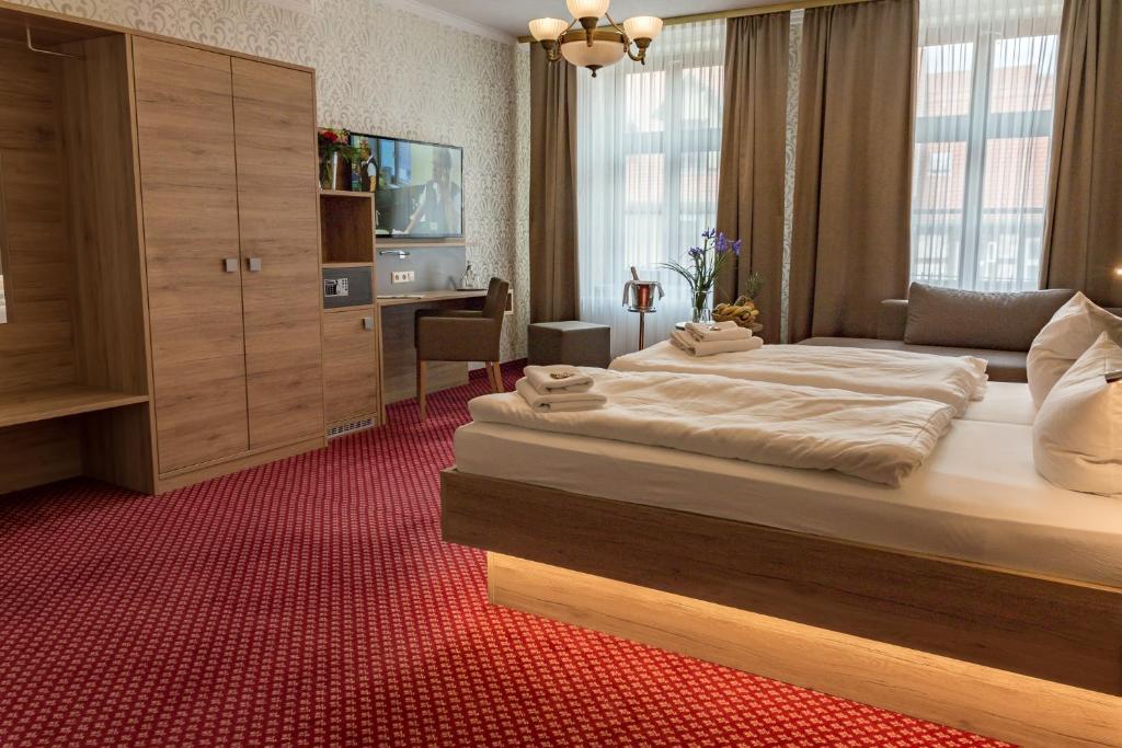 Postel nebo postele na pokoji v ubytování Hotel Schwarzer Adler Tangermünde