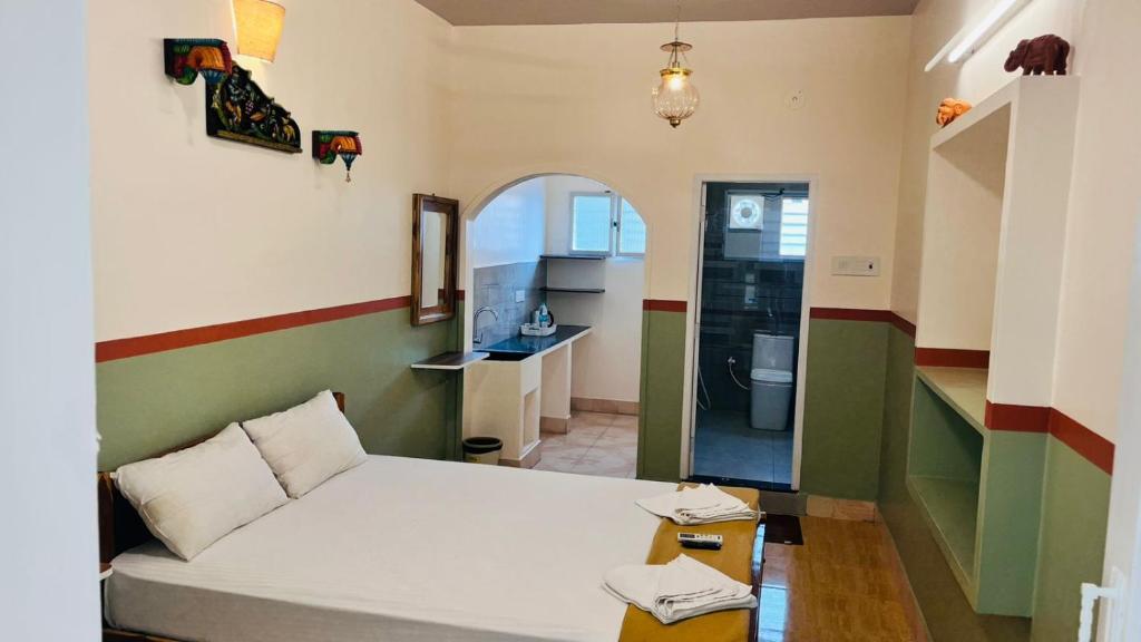 Postel nebo postele na pokoji v ubytování Dwaraka Guest House