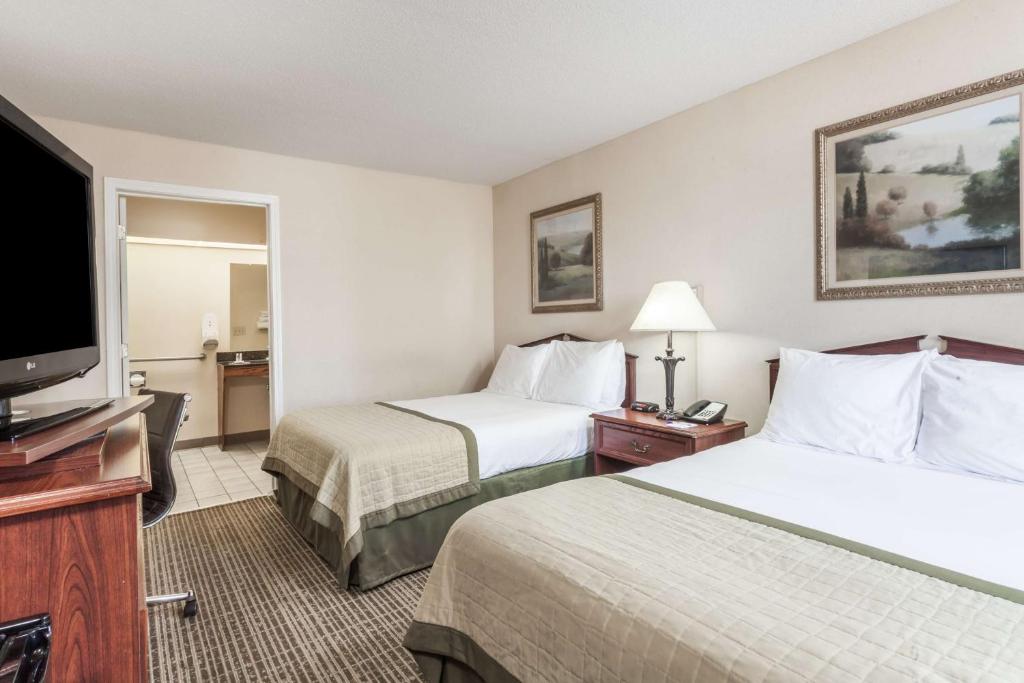 Baymont by Wyndham Hickory - Deluxe Double Room - Disability Access/Non-Smoking