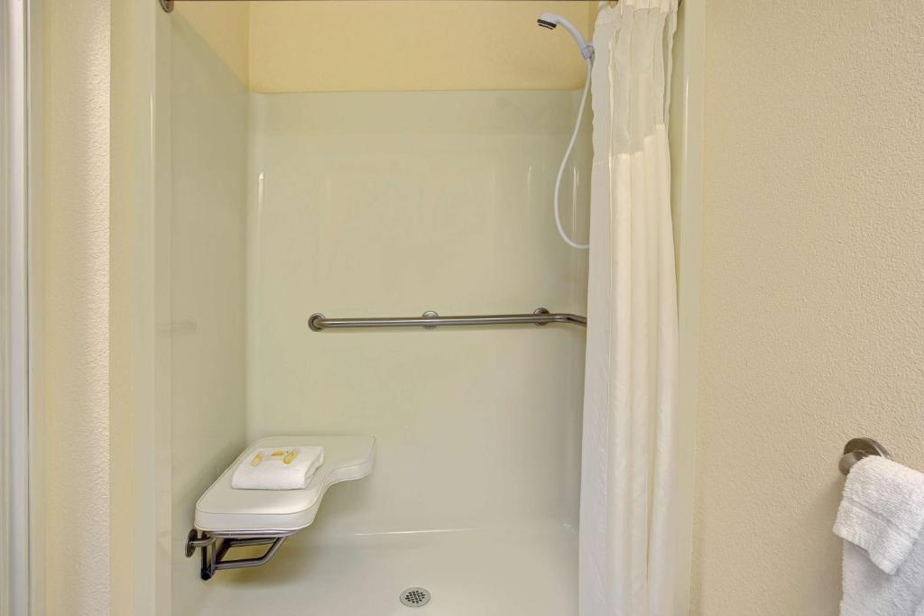 Days Inn & Suites by Wyndham Hickory - Habitación Con Cama Extragrande - No Fumadores