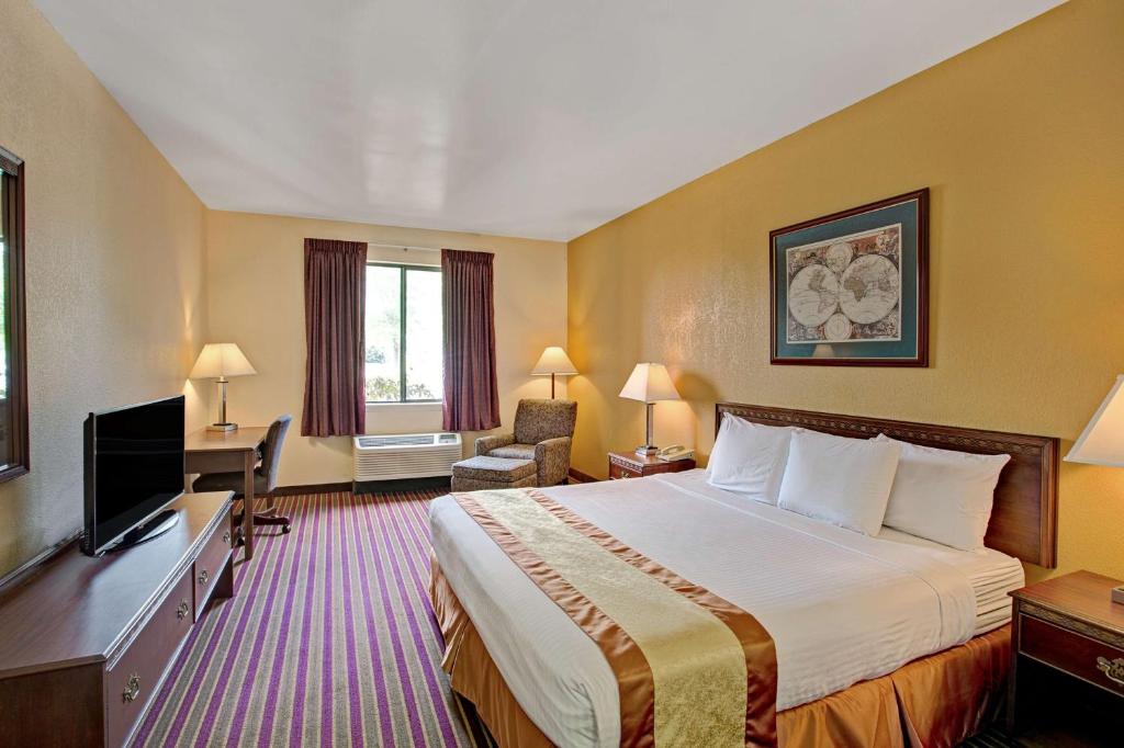 Days Inn & Suites by Wyndham Hickory - Suite Estudio Con Cama Extragrande - No Fumadores