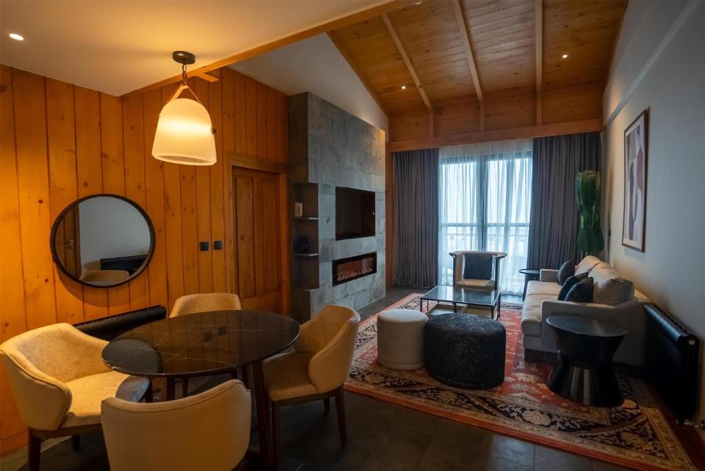 Doubletree By Hilton Nathiagali - 1ベッドルーム キングスイート