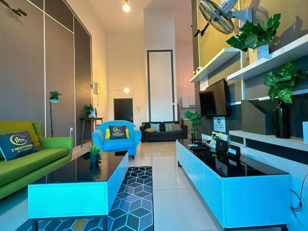 ジョホールバルにあるB01 Pandan Luxury Design Family Penthouseのソファとテーブルのあるリビングルーム