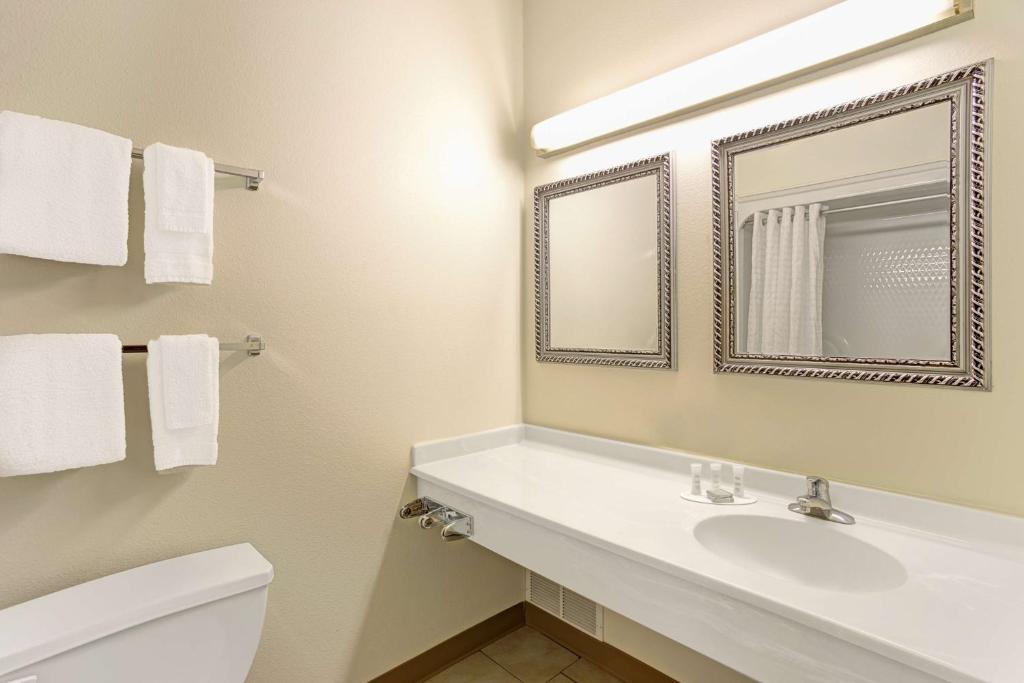 Super 8 by Wyndham Gurnee - King Room - Non-Smoking