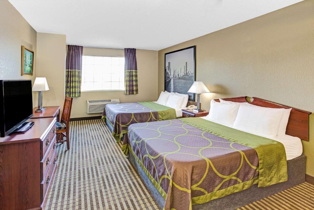Super 8 by Wyndham Gurnee - Queen Room With Two Queen Beds - Non-Smoking
