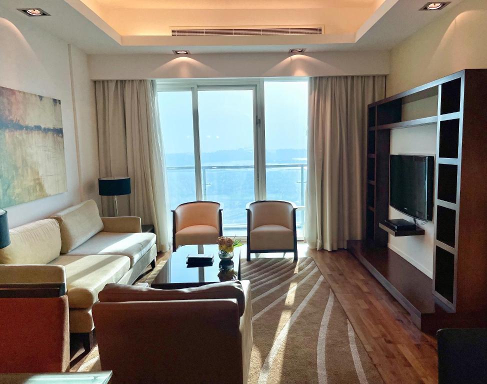 
Premier One Bedroom Sea View Apartment - Complimentary Transfer to Mall of the Emirates, Insurance Market Metro Station & Jumeirah Beach
