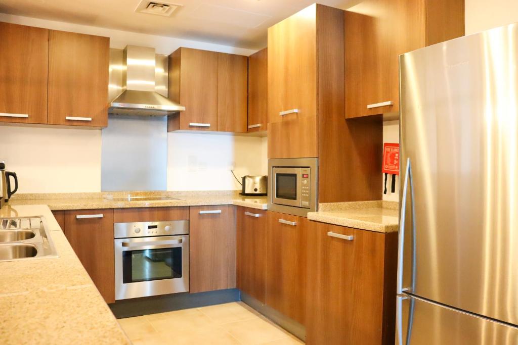 
Deluxe Two Bedroom Apartment - Complimentary Transfer to Mall of the Emirates, Insurance Market Metro Station & Jumeirah Beach
