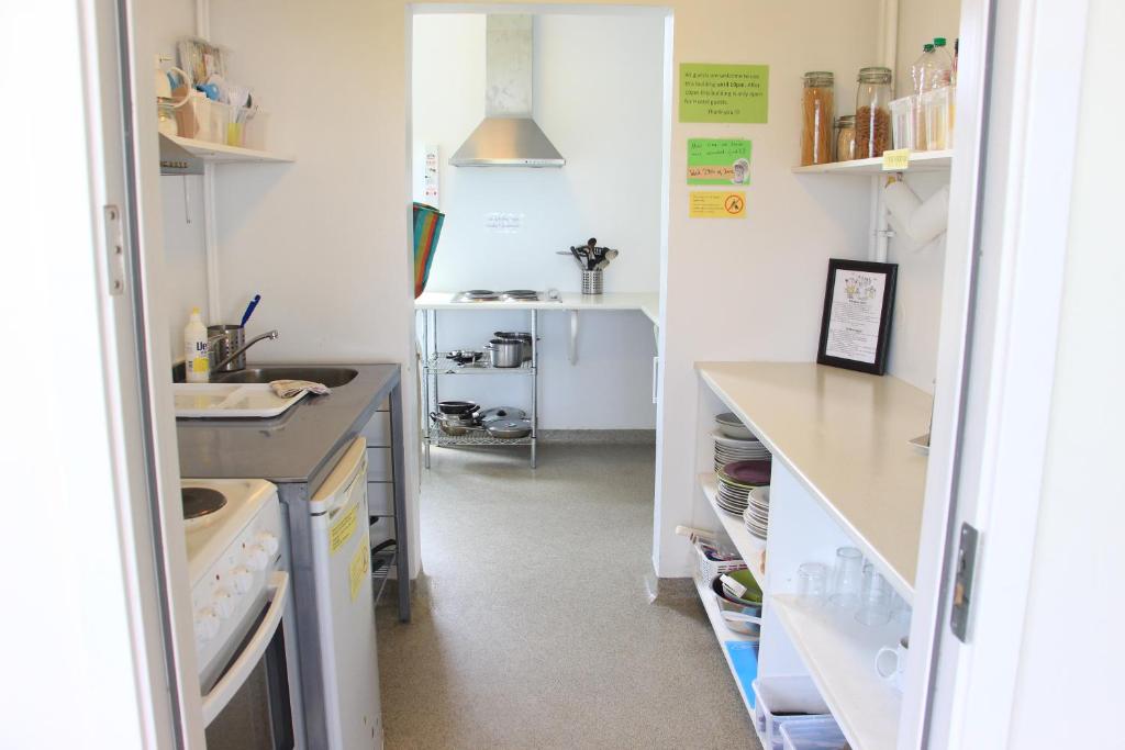 Kuchyň nebo kuchyňský kout v ubytování Lava Hostel