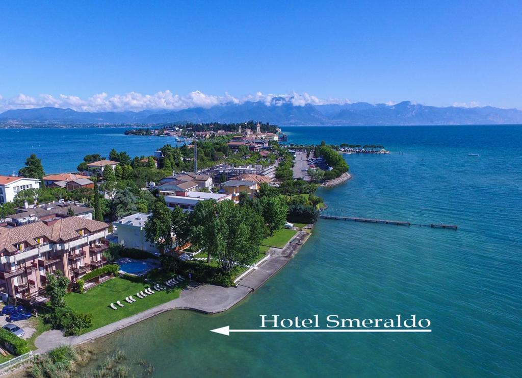 een luchtzicht op een resort op het water bij Hotel Smeraldo in Sirmione