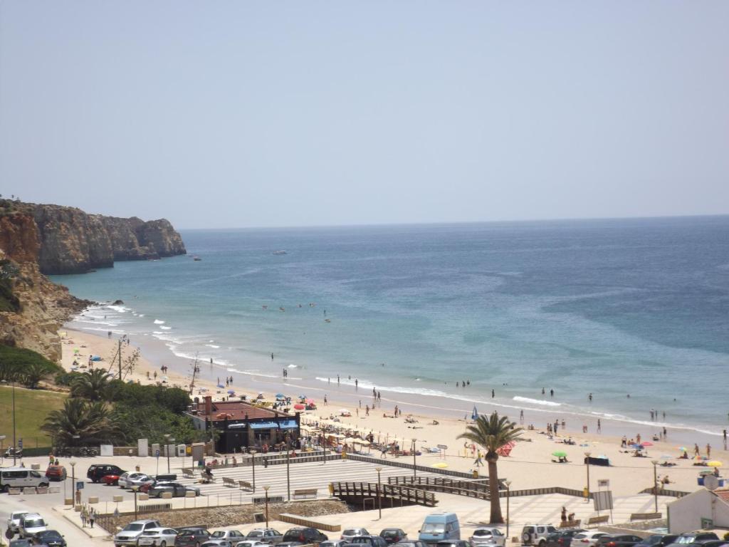 una playa con mucha gente y el océano en Casas da Barroca, en Lagos