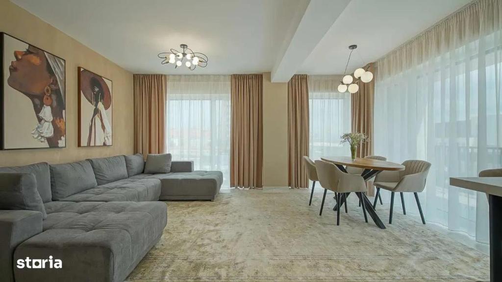 una sala de estar con un sofá y una mesa en Art Partment 2, en Brasov