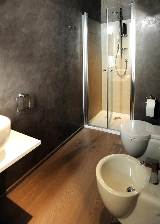 W łazience znajduje się prysznic, umywalka i toaleta. w obiekcie B&B Opera w mieście Parma