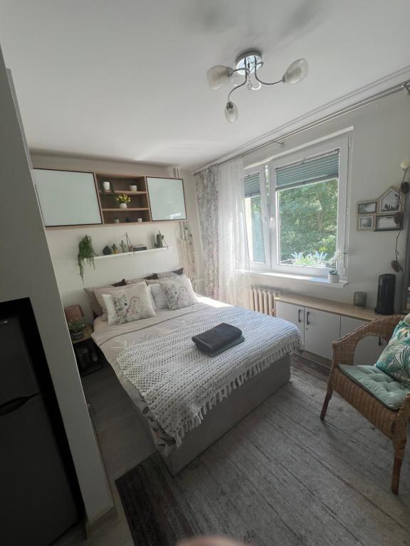 ein Schlafzimmer mit einem Bett und einem Fenster in der Unterkunft Mieszkanko w Perle Mazur-Ostroda in Ostróda