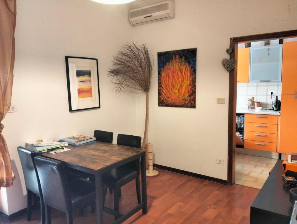 a dining room with a table and a painting on the wall at Casa dell'artista in Molino di Monte Urano