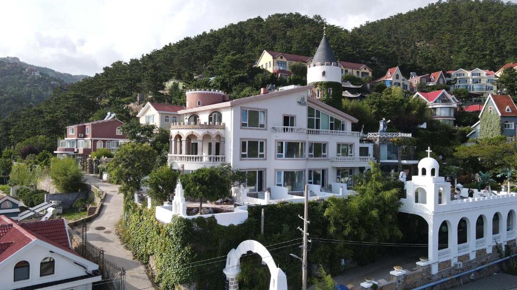 青島市にあるLaoshan Swan Castle Immortal Residence bathing pool Health Garden B&Bの山側大白家