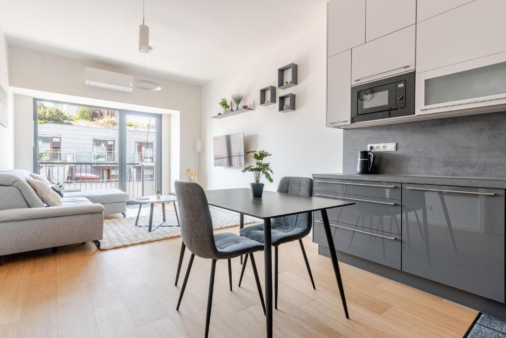 Kuchyň nebo kuchyňský kout v ubytování Holešovice Retreat, Balcony, Air-Con and Secure Parking