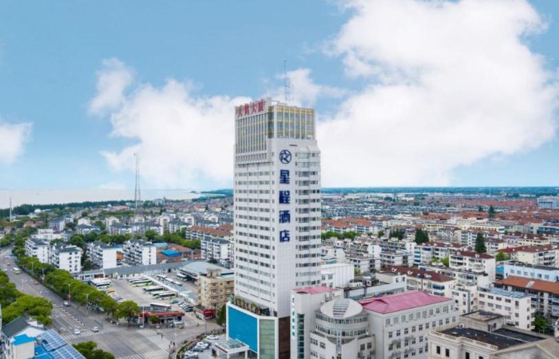 ein hohes weißes Gebäude in einer großen Stadt in der Unterkunft Starway Hotel Shanghai Chongming South Gate in Chongming