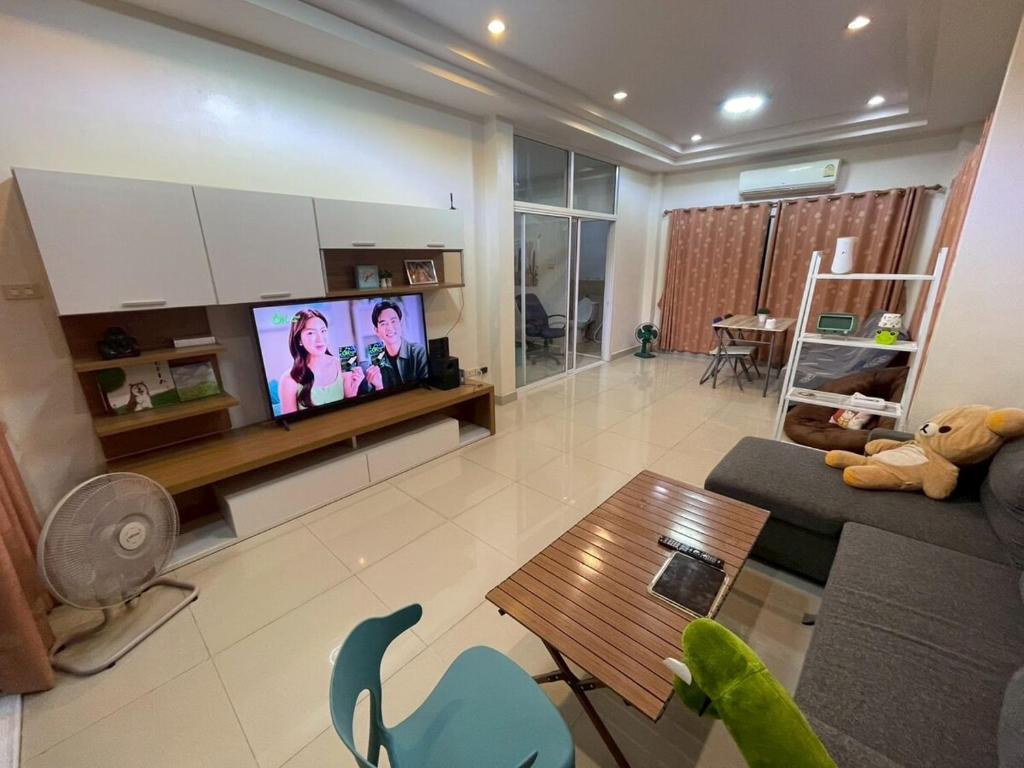 Μια τηλεόραση ή/και κέντρο ψυχαγωγίας στο Cozy House in the center of Khon Kaen