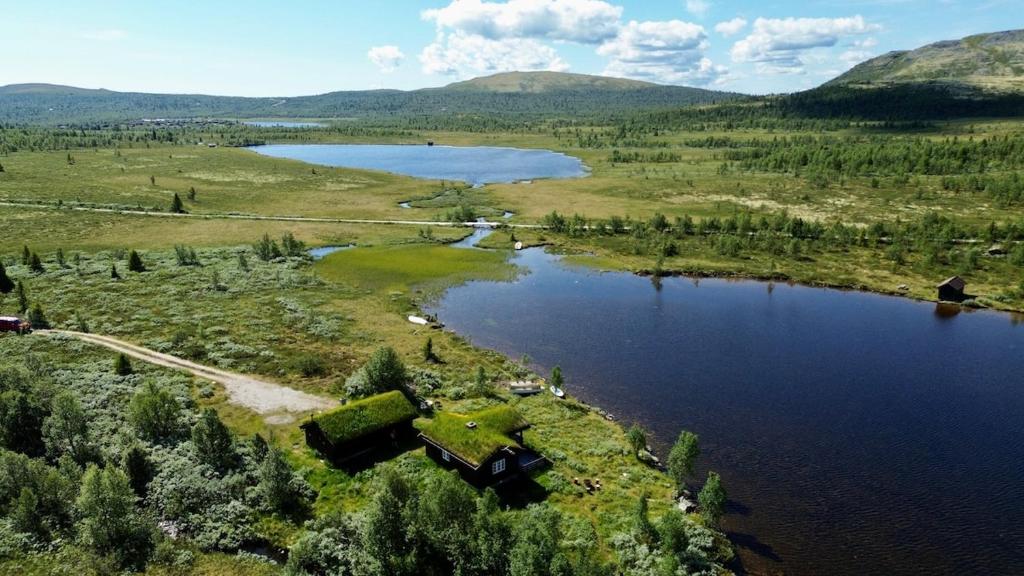 - une vue aérienne sur un lac dans les montagnes dans l'établissement Flaksjøen, à Venabygd