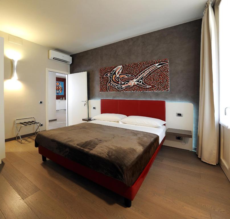 una camera da letto con un letto e un dipinto sul muro di B&B Opera a Parma
