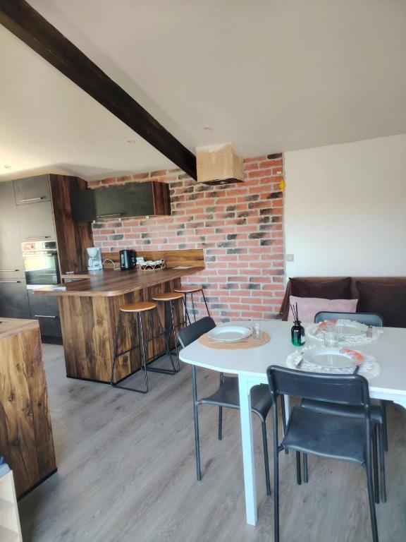 Η κουζίνα ή μικρή κουζίνα στο Charmante petite maison terrasse vue sur l'Allier