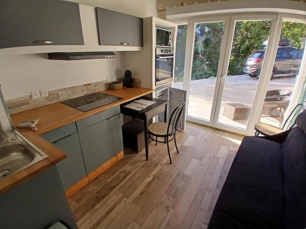ソスペルにあるCharmant appartement dans une villaのキッチン(シンク、テーブル、デスク付)