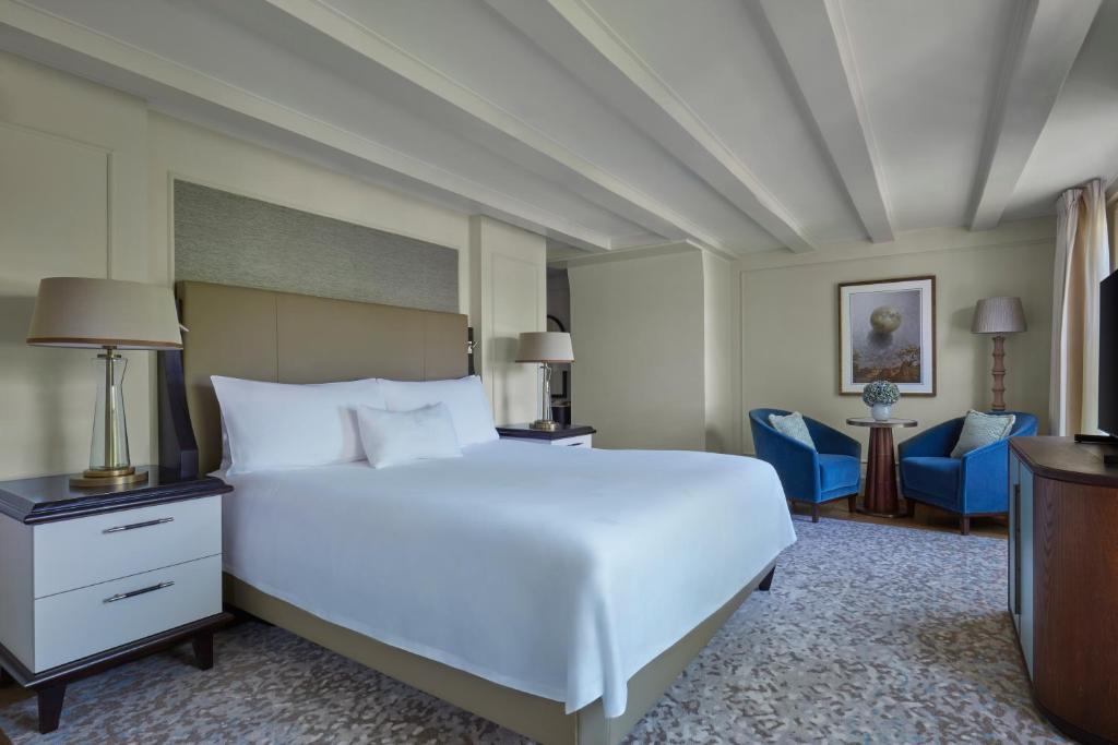 
Junior King Suite with Canal View
