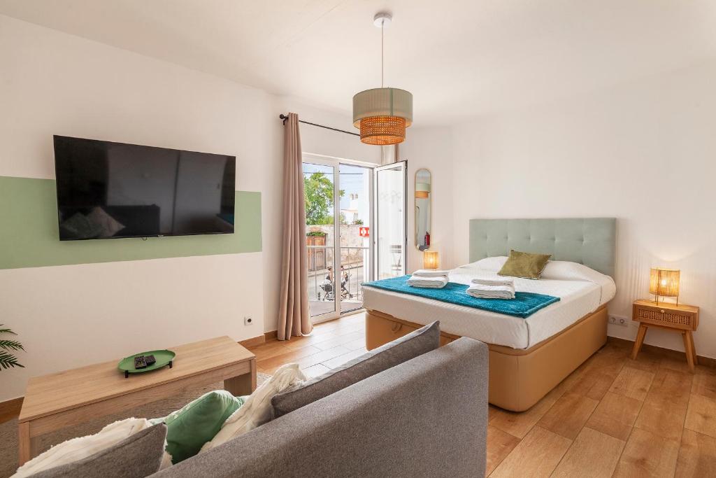 un soggiorno con un letto e un divano di Luz Studio in Praia da Luz a Luz