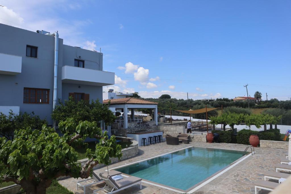 a swimming pool in front of a building at VILLA STEFANIA in Érfoi