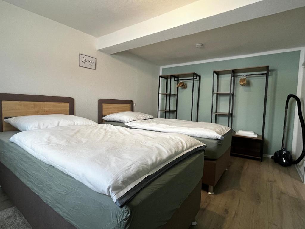 Ένα ή περισσότερα κρεβάτια σε δωμάτιο στο janu-homes - 1 Zimmer Apartment - 2 Betten, Kirchblick vom Kirchplatz