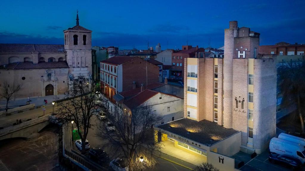 an aerial view of a city at night at Hotel La Mota by Punta25 Hotels Group in Medina del Campo