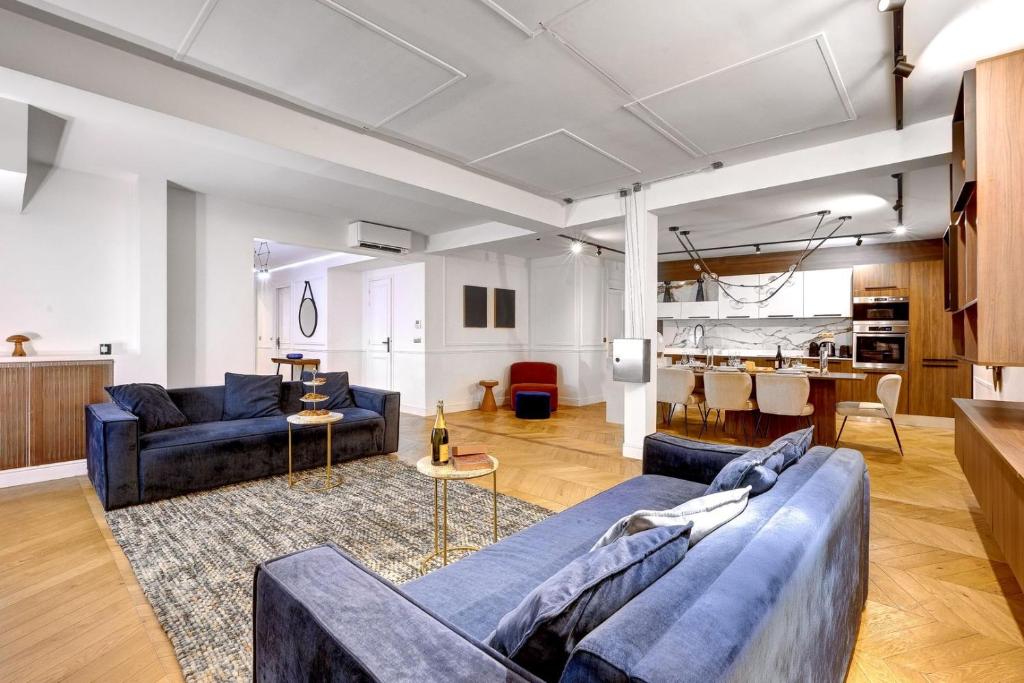 パリにあるBluestay 165 - Spacieux Appartement à Parisの青いソファ2つとテーブルのあるリビングルーム