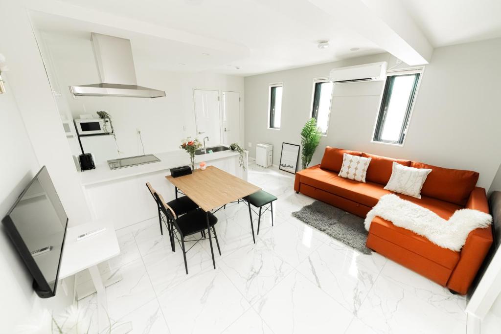een woonkamer met een bank en een tafel bij Brand New Luxury Suite 7 min to Omotesando 2 min to Shibuya in Tokyo