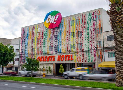 un hotel con un gran edificio con una fachada colorida en Oh! Oriente Hotel, en Ciudad de México