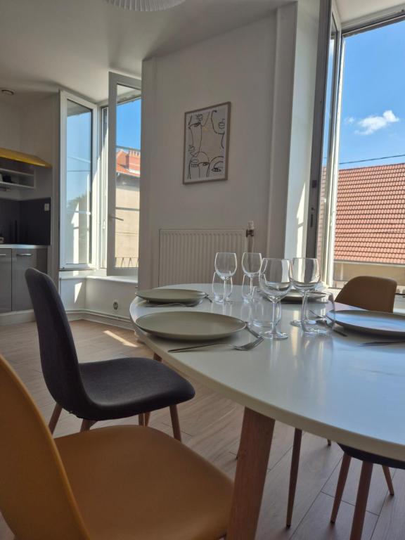 a dining room with a white table and chairs at Appartement F2 - Besançon - proche centre ville in Besançon
