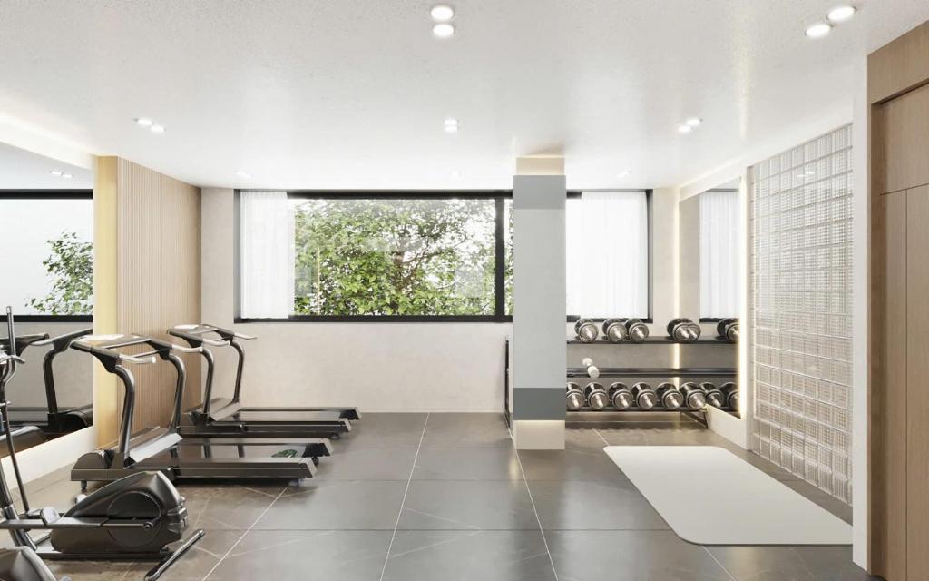 ein Fitnessstudio mit Laufbändern und Crosstrainern in der Unterkunft PureJoy Hotel Saigon in Ho-Chi-Minh-Stadt