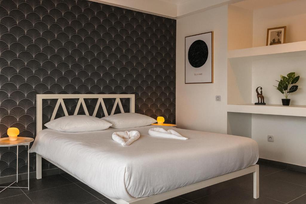 a bedroom with a bed with two towels on it at Le Majestueux Calme Central Chic in Le Creusot